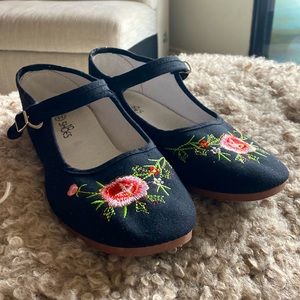 Sandals, shoes with floral print. Super cute with jeans!